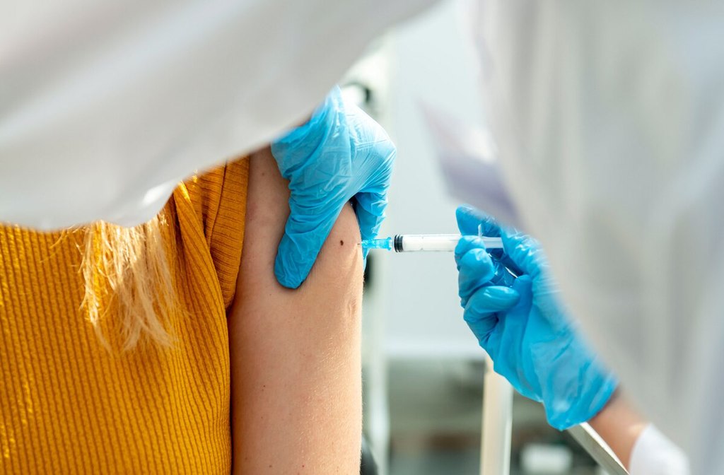 1024px-COVID-19_vaccination_center_in_Gostiny_Dvor_03